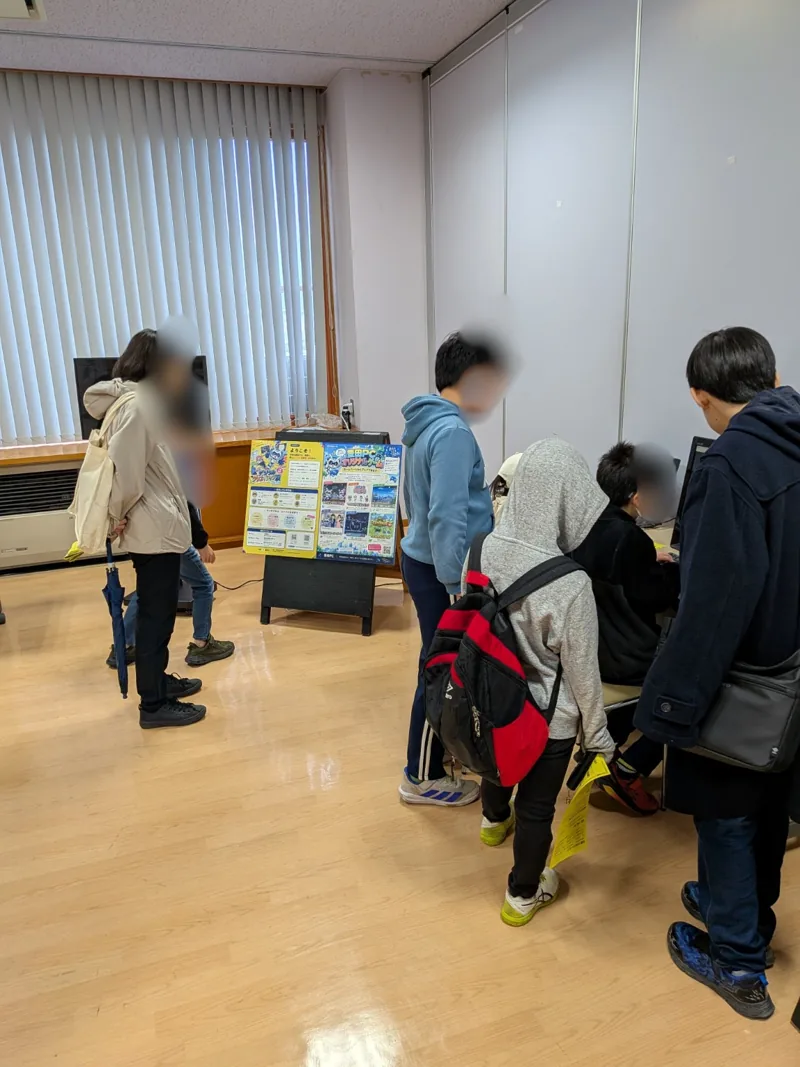 豊田公民館文化祭の豊田PCブースで、来場者がパソコンのゲームを体験している様子。